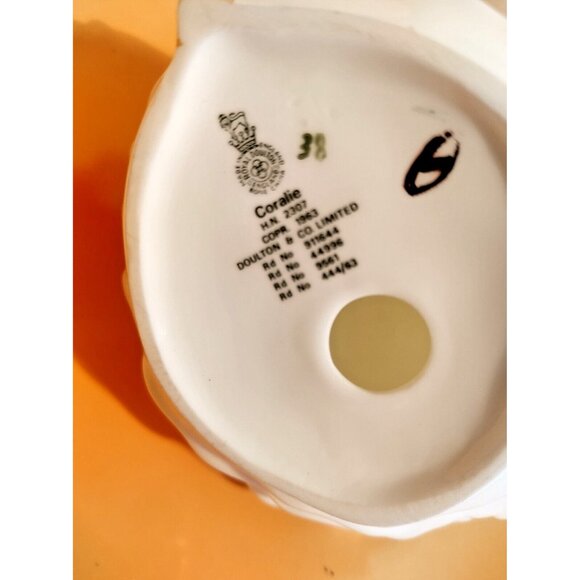 Vintage Royal Doultin Figurine Coralie HN2307 1963 7 1/2" - Picture 10 of 11